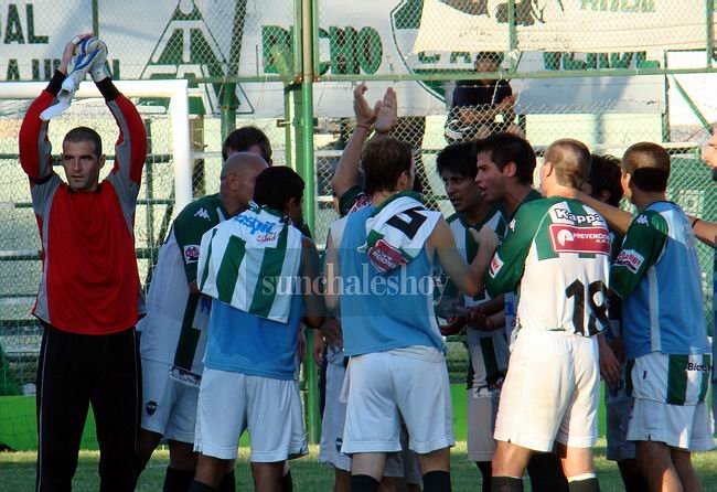 Concluyó el partido y los jugadores festejan el triunfo todos juntos.