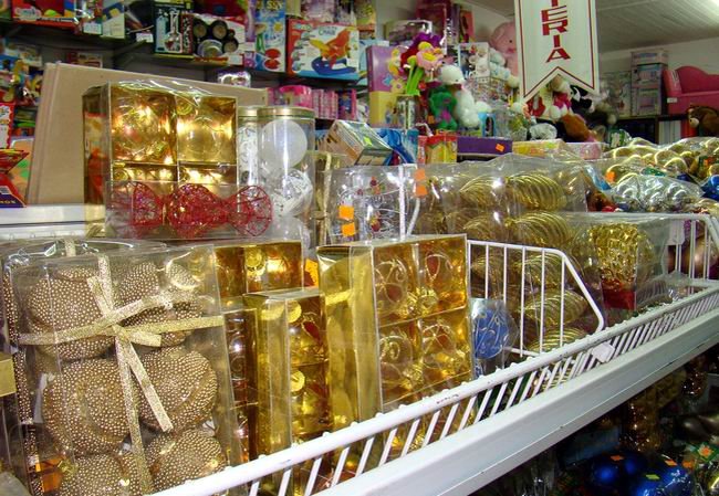 Los adornos y regalos navideños forman parte de las compras de esta semana. Los adornos y regalos navideños forman parte de las compras de esta semana.