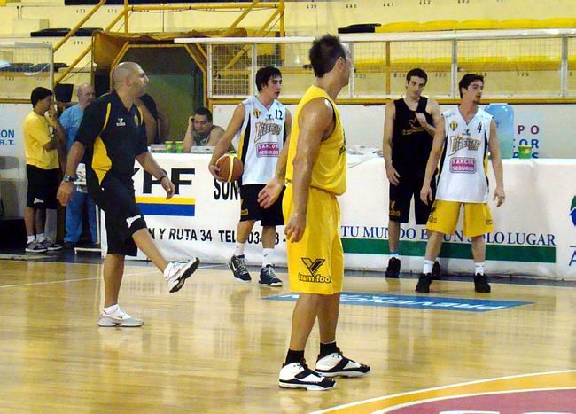 Bianchelli, dirigiendo el entrenamiento de ayer (Foto: María José Beccaria).