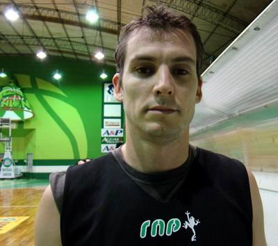 Extrañamente, la salida del escolta ha sido un tanto desprolija.