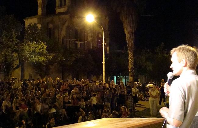 Mezzabarba ofreciendo una reflexión a los presentes.