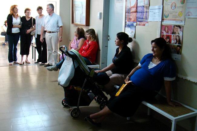 La sala de espera con los bancos nuevos, siendo usados.