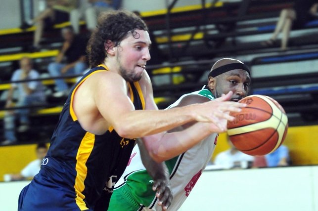 Williams intenta recuperar la pelota. El extranjero aportó 9 puntos. (Foto: Gentileza AdC)