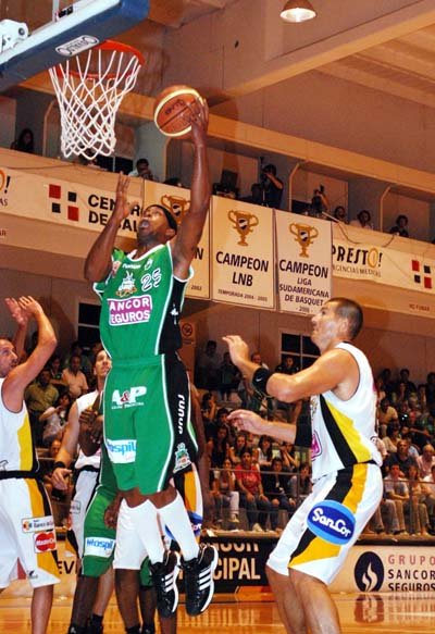 Selleaze anota ante la mirada de la defensa de Libertad (Foto: Alejandro Martino).