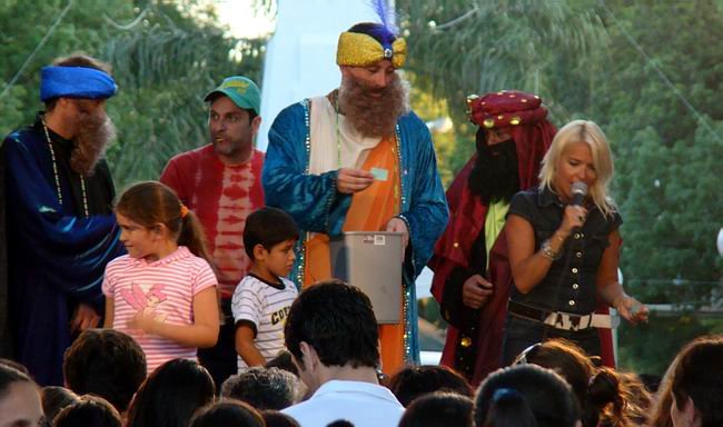 Los Reyes, en pleno sorteo de los obsequios.