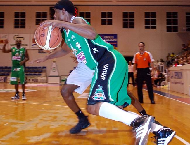 Unión no le dio chances a Quimsa (Foto: Alejandro Martino). Los albiverdes mostraron su poder ofensivo ante los de Santiago (Foto: Alejandro Martino).