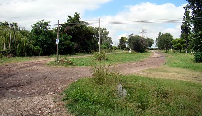 Uno de los ingresos de Villa Autódromo desde la ruta Nº 34.