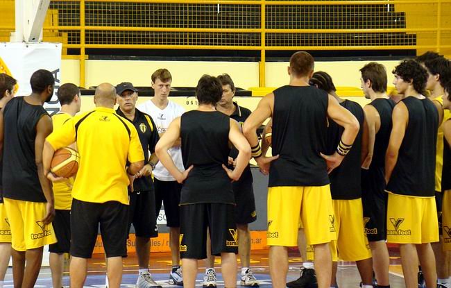 Zeta debutará en su segundo paso en Libertad, ante Lanús, este viernes.