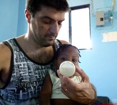 En plenas funciones de papá... alimentando a Eric (Foto: Gerardo Corroto).