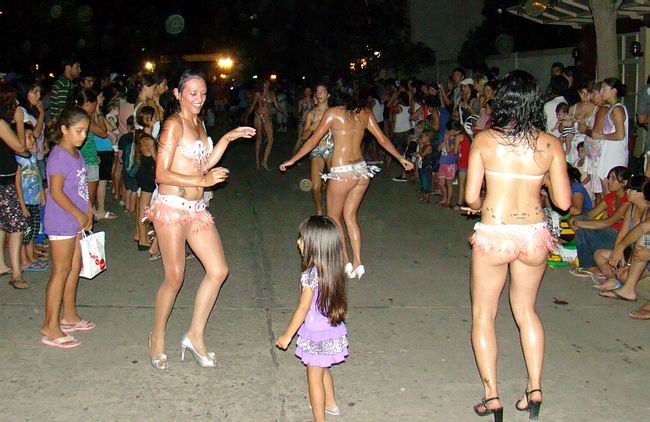 Las chicas de Itaverá, recorriendo la avenida Independencia.