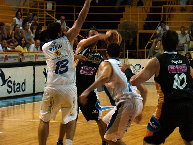 Ginóbili aportó 3 puntos y 3 asistencias en 33 minutos.