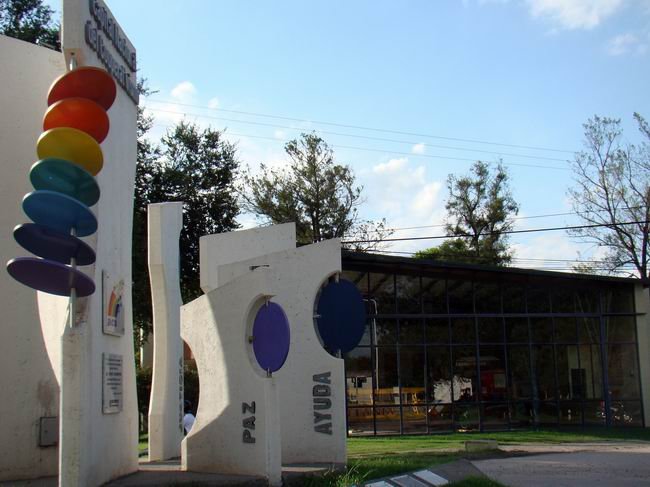 Dos de los puntos emblemáticos del barrio: La alegoría al cooperativismo y el cobertizo de la Rotania.