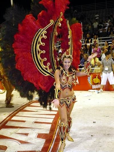 Nadia Maccari, con el traje, a punto de bailar (Foto: Gentileza familia Maccari).