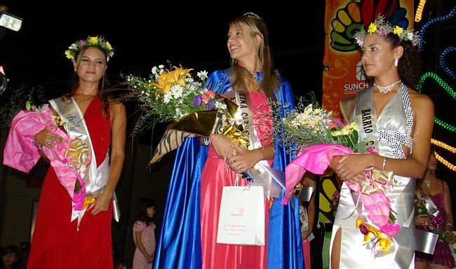 La nueva soberana y sus princesas, a la izquierda, Florencia, nuestra candidata.