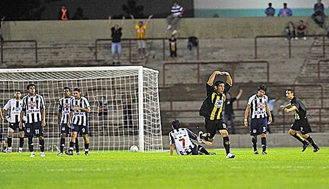 Cejas corre festejando el tanto que abrió el partido (Foto Sergio Cejas - Para: La Voz del Interior).