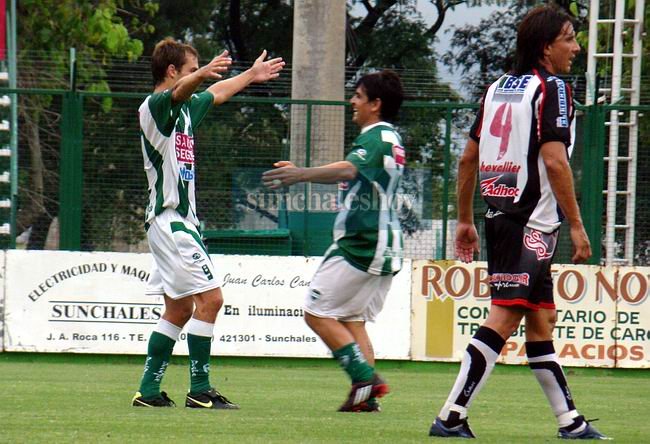 Leichner y Zárate, festejan el segundo tanto.