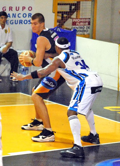 Wolkowyski marcado por Glover (Foto: Alejandro Martino).