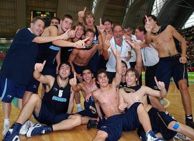 Los chicos argentinos, festejando (Foto: Internet). Lucas, en el extremo derecho, fundamental para la medalla argentina (Foto: Internet).
