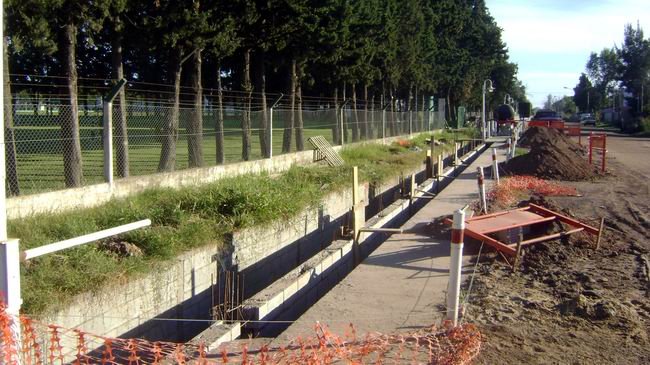 La acequia, siendo reparada en los últimos días (Foto Municipalidad). La acequia, siendo reparada en los últimos días (Foto Municipalidad).
