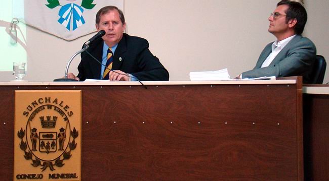 Trinchieri, durante la apertura de las sesiones. El intendente dando su discurso, a su lado el presidente del Cuerpo Deliberativo, Horacio Bertoglio.