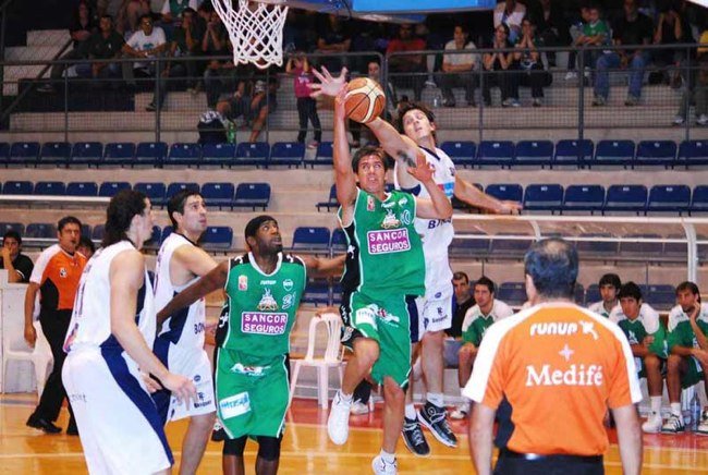 Schattmann penetra hacia el aro (Foto: Diario La Opinión).