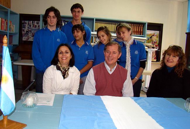 El intendente Oscar Trinchieri junto a directivos del colegio y alumnos miembros de la cooperativa escolar. El intendente Oscar Trinchieri junto a directivos del colegio y alumnos miembros de la cooperativa escolar.