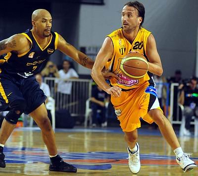 Moodie intenta frenar a Ginóbili (Foto: LNB).