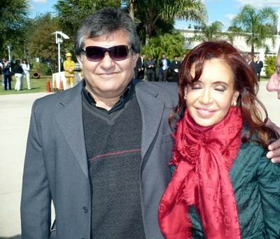 Cristina junto a Hugo Acuña, en la pista del aeródromo.