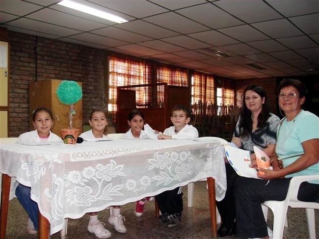 Los chicos de la escuela en pleno programa radial.
