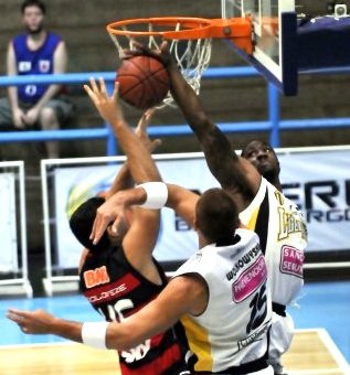 Lewis tapa en lo alto un lanzamiento rival (Foto: LNB Brasil). Lewis tapa en lo alto un lanzamiento rival (Foto: LNB Brasil).