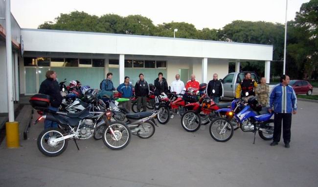 Motos y conductores, listos para partir (Foto: Gentileza Raúl Avila).