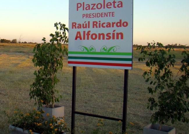 La plazoleta Raúl Alfonsín, emplazada en el centro de Lomas del Sur.