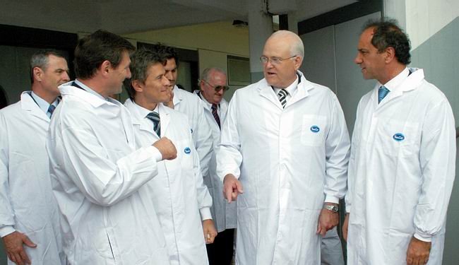 Bauducco junto al mandatario bonaerense y el resto de la comitiva (Foto: Prensa SanCor).