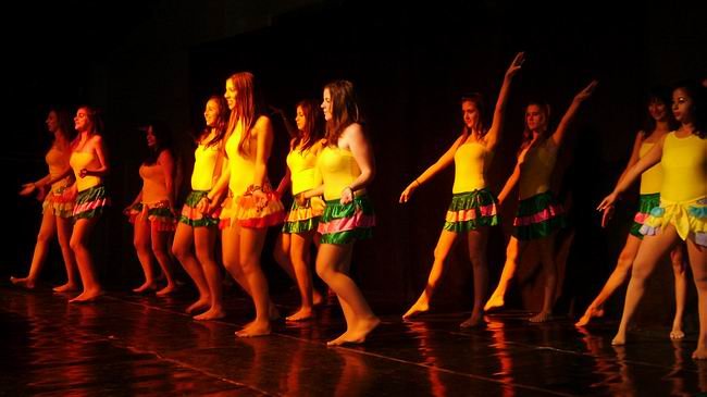 Integrantes del Taller de Danzas, en plena actuación (Foto: Prensa Municipalidad).