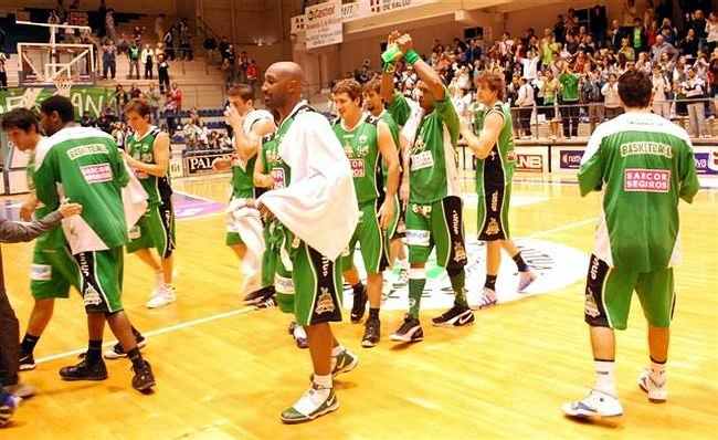 Los jugadores de Unión se retiran victoriosos (Foto: Alejandro Martino).