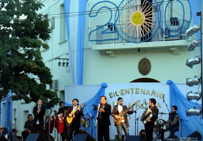 Los músicos, con el Palacio Municipal de fondo.