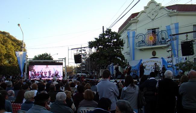 Amboé en el escenario, cientos de asistentes colmando las sillas y muchos más alrededor...