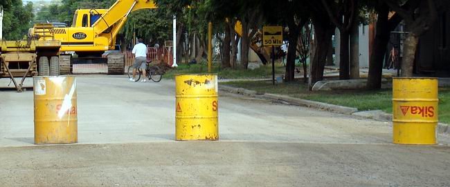 Los tambores están junto con montículos de tierra pero no todo parece ser suficiente.