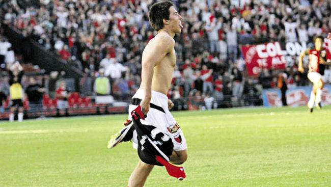 Jonatan, celebrando su gol en Colón (Foto: Archivo - El Litoral).