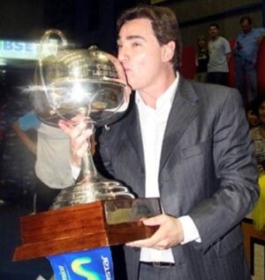 Julio Lamas, con la copa de campeón de la Liga Nacional que obtuvo con Libertad (Archivo).