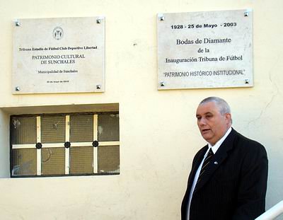 Enso Olocco, presidente del club, en la declaración de Patrimonio Histórico de la tribuna.