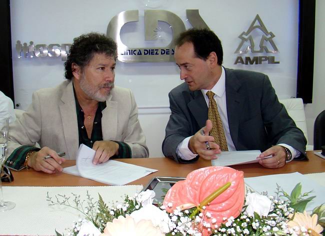 Ponce y Viola, dialogan antes de la firma.