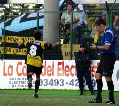 Corvalán ya convirtió el 4-2 y sale a festejar con su gente. Corvalán ya convirtió el 4-2 y sale a festejar con su gente.