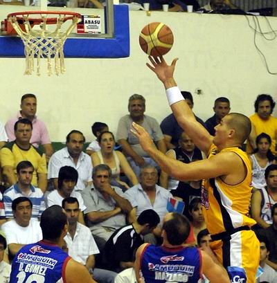 Wolkowisky en acción, terminó siendo el mejor en conversiones de dobles (Foto: Archivo).