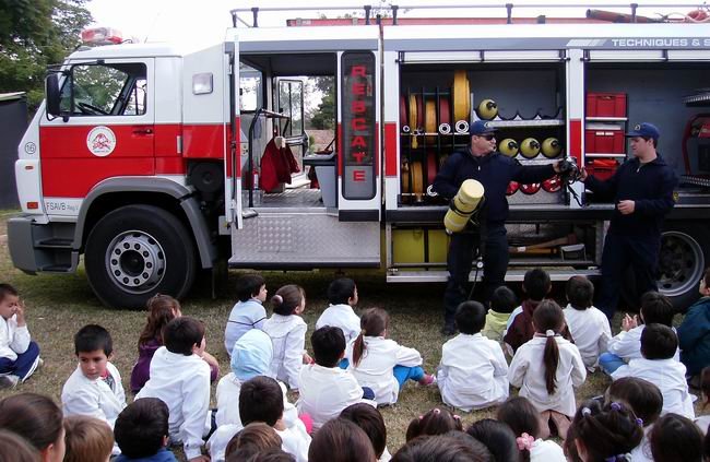 Los Bomberos, junto a los chicos de la escuela.