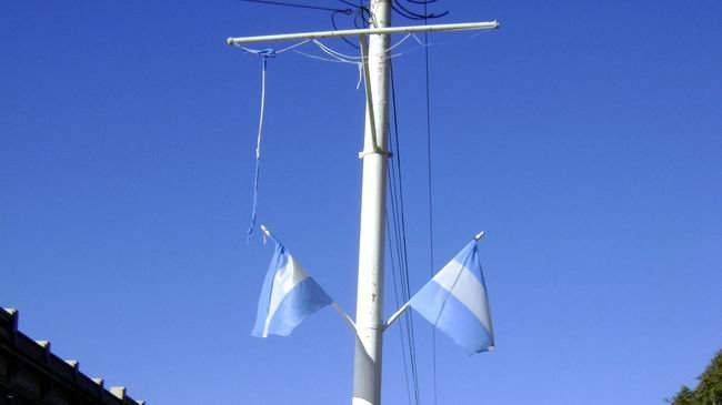 En el mástil horizontal había más banderas, hoy quedan jirones solamente (Foto: Prensa municipalidad).