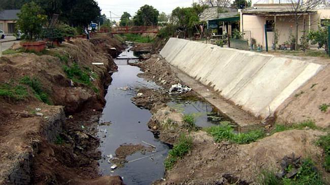 El nuevo paredón pero gran cantidad de tierra en el interior del Canal (Foto: Prensa Municipalidad).