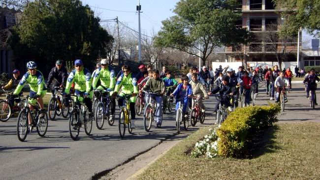 La llegada al primero de los recorridos, con el grupo de Rural Bike encabezando (Foto: Prensa Municipalidad).