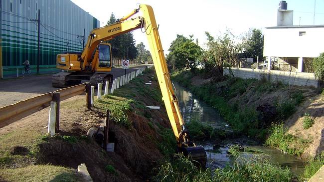 La máquina en plena tarea de limpieza (Foto: Prensa Municipalidad).
