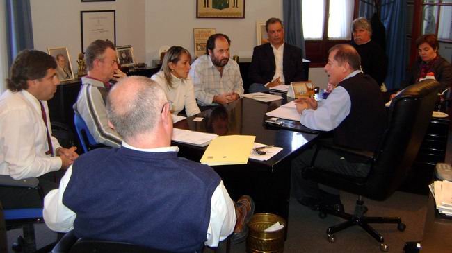Trinchieri junto a Secretarios y responsables de la Ruta 34 (Foto: Prensa Municipalidad).
